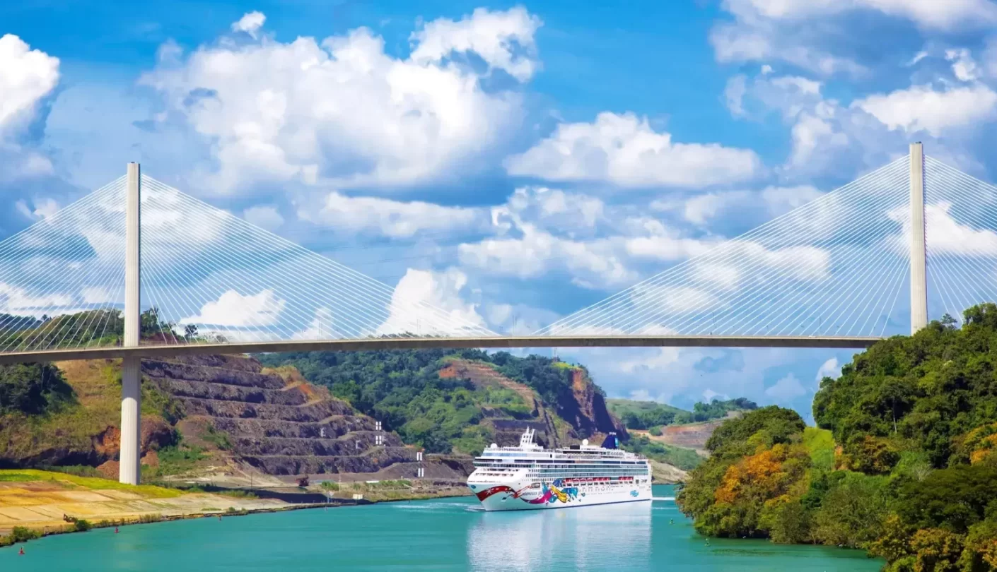 Centenario bridge with cruise ship